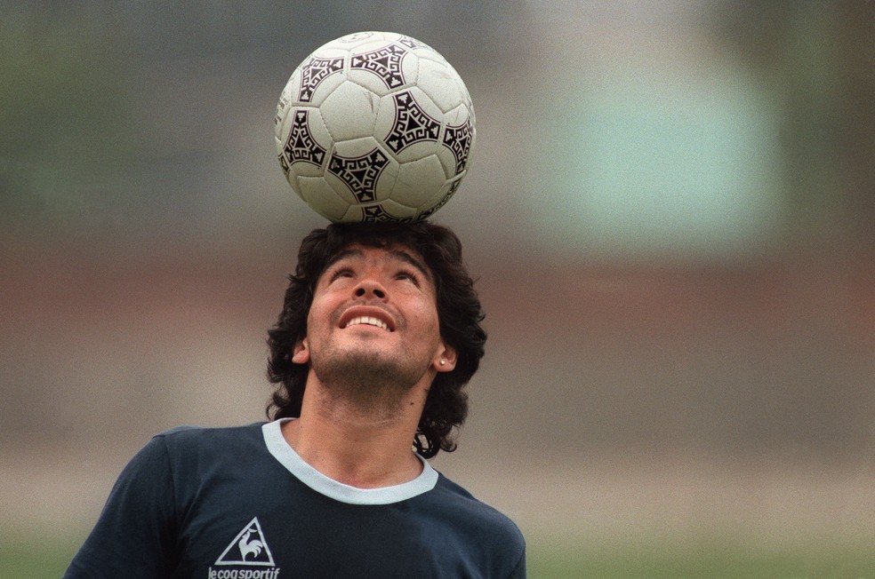 Em 1986, a bola Azteca foi a que Armando Maradona fez o gol de mão conhecido como "A mão de Deus" — Foto: Jorge Duran/AFP