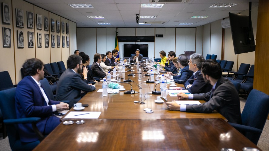 Haddad durante reunião com a equipe na tradicional sala do Conselho Monetário Nacional, no prédio do Ministério da Fazenda