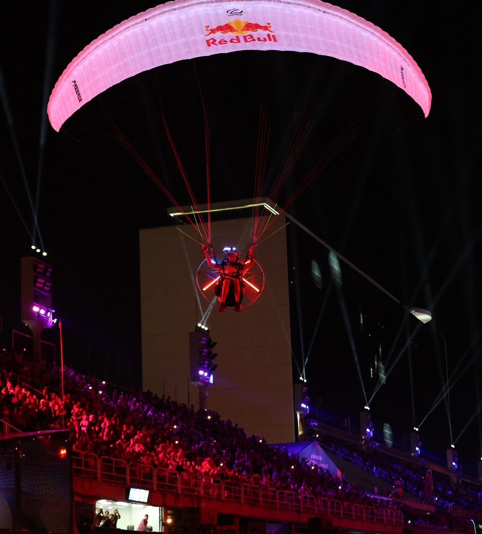 O atleta Rafael Goberna sobrevoou o Sambódromo no intervalos dos desfiles das campeãs — Foto: Fabio Piva / Red Bull Content Pool