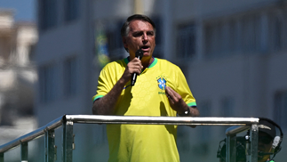 Bolsonaro discursa na Praia de Copacabana — Foto: MAURO PIMENTEL/AFP