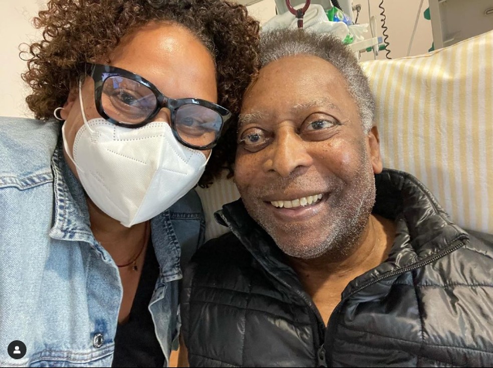 Pelé no hospital ao lado de sua filha Kely Nascimento — Foto: Reprodução/Instagram