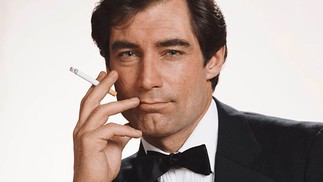 Timothy Dalton fez apenas dois filmes: "007 – Marcado para a Morte" e "007 – Permissão para Matar", lançados em 1987 e 1989 — Foto: Divulgação