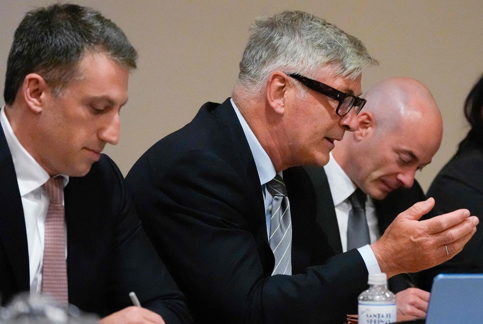 Da esquerda para a direita, o advogado Alex Spiro, o ator Alec Baldwin e o advogado Luke Nikas participam de uma audiência pré-julgamento em Santa Fé, Novo México, em 8 de julho de 2024 — Foto: Ross D. Franklin / AFP)