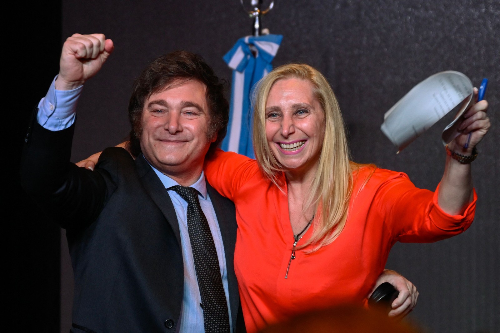 Ao lado de Karina Milei, sua irmã, Javier Milei comemora a vitória no pleito argentino — Foto: Luis Robayo/AFP