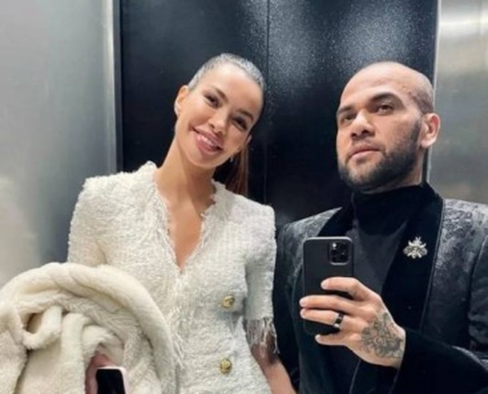 A modelo espanhol Joana Sanz e o jogador brasileiro Daniel Alves: juntos há mais de seis anos — Foto: reprodução