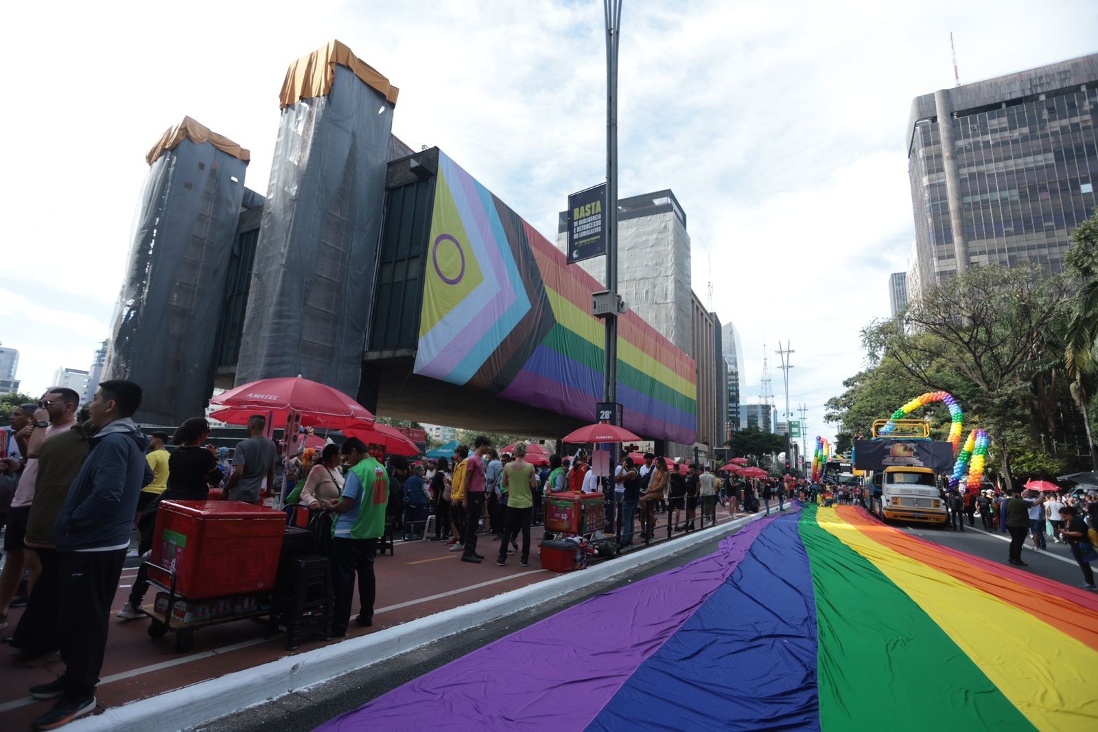 O Masp, que está em reforma, estendeu uma bandeira que representa a comunidade LGBTQIA+ e a também a comunidade trans em toda a sua fachada — Foto: Maria Isabel Oliveira/Agência O Globo