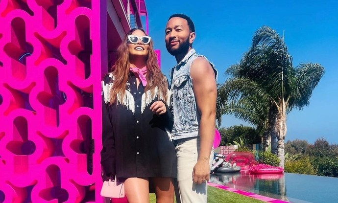 Chrissy Teigen e John Legend na casa da Barbie, em Malibu