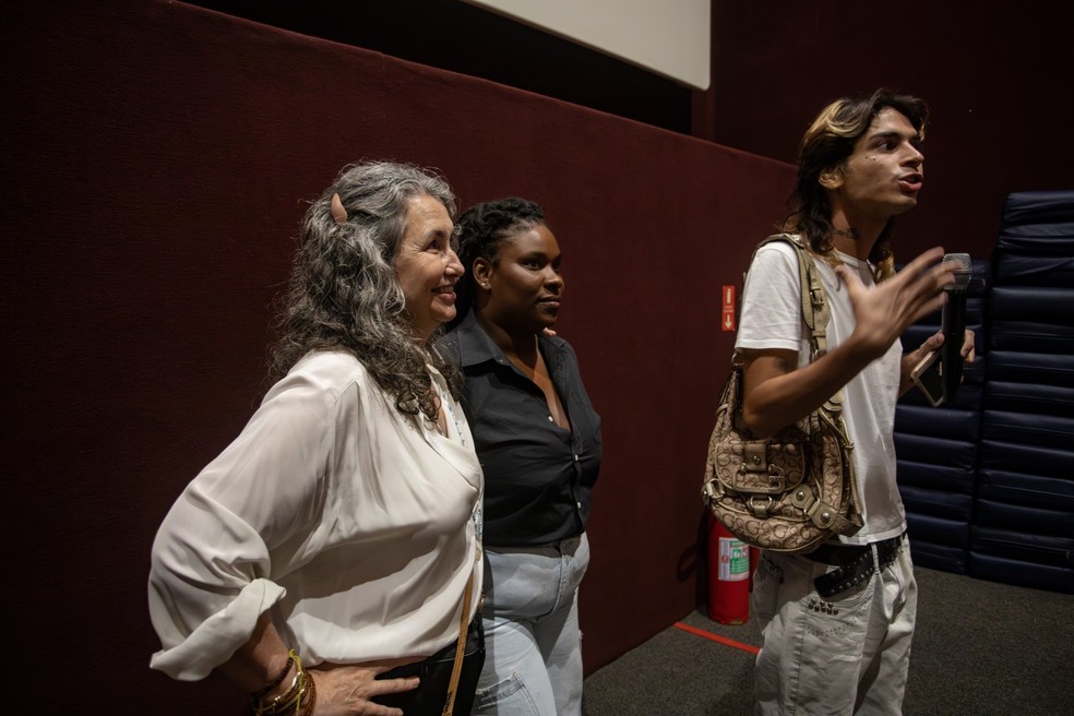 Adriana Rattes (à esquerda) e funcionários do Estação Net Rio se desculpam com público após fecharem cinema com sessão em curso — Foto: Ana Branco/Agência O Globo