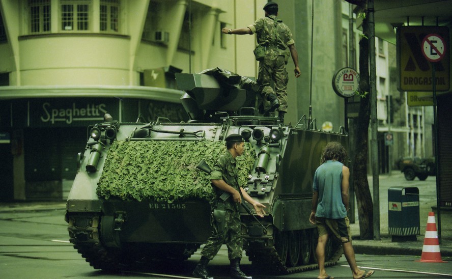 Na Avenida Rio Branco, no Rio, tanque e tropas do exército dão apoio ao transporte do real
