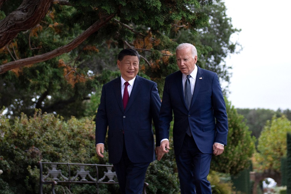 Biden e Xi caminham juntos após reunião de cúpula na Califórnia. — Foto: Brendan Smialowski/AFP