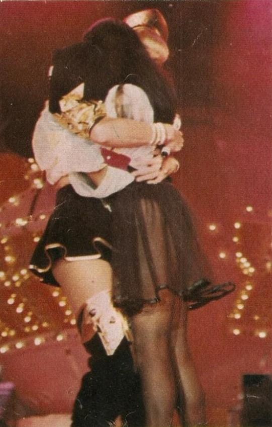 Xuxa e Mara se abraçam no palco — Foto: Divulgação