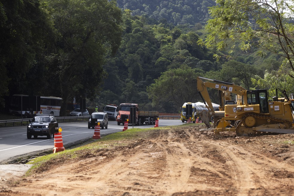 Serra das Araras está em obras desde abril, para a duplicação da via; interdições serão necessárias para realizar implosões — Foto: Márcia Foletto