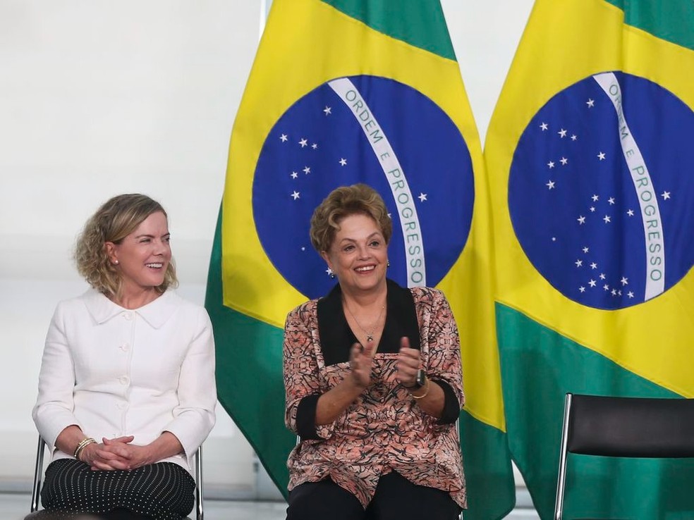 Dilma ao lado da presidente do PT, Gleisi Hoffmann, durante a posse de Paulo Pimenta — Foto: Valter Campanato/Agência Brasil