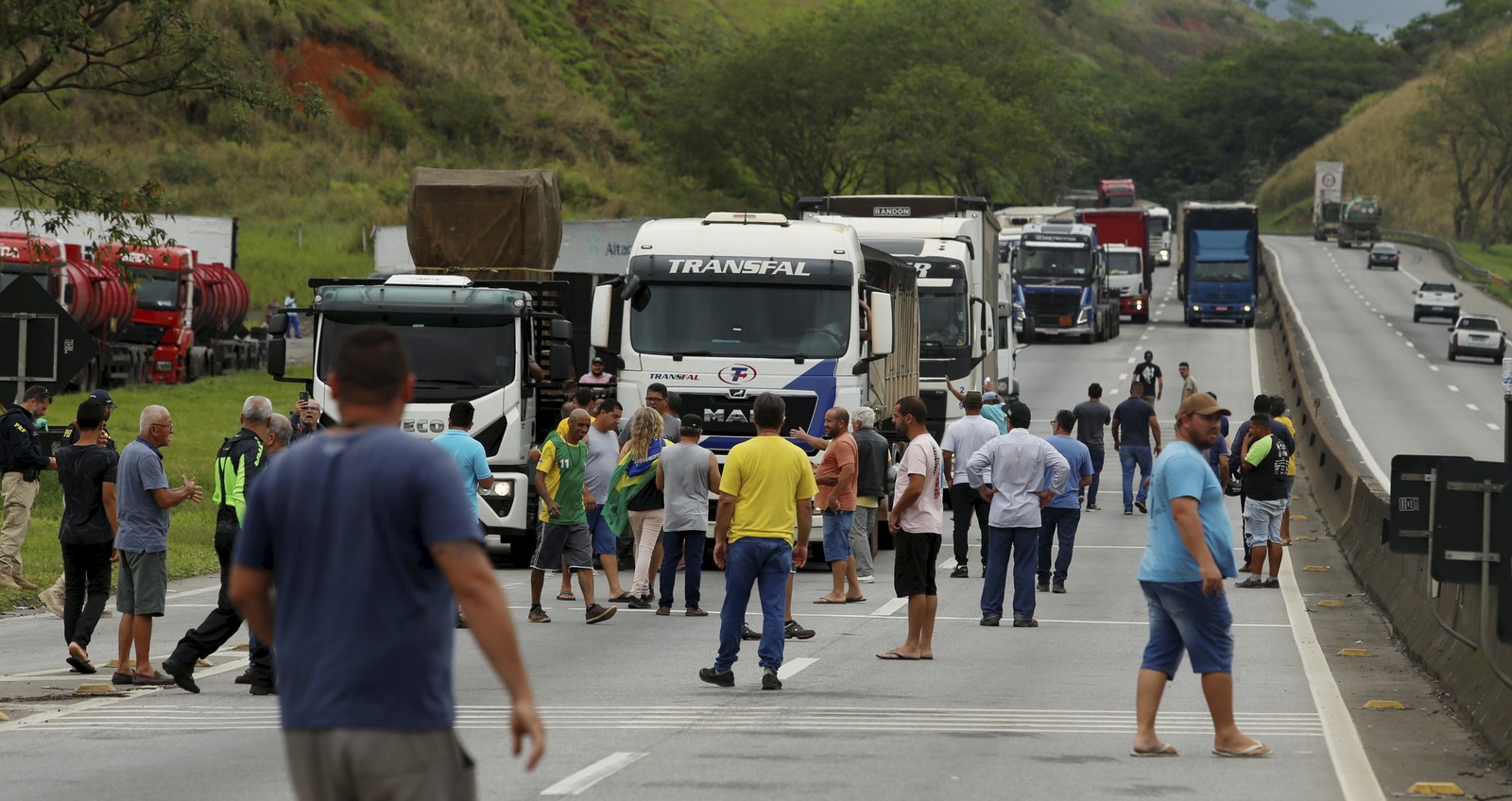 Caminhoneiros bolsonaristas tumultuam BR-116 na altura de Barra Mansa — Foto: Fabiano Rocha/Agência O Globo