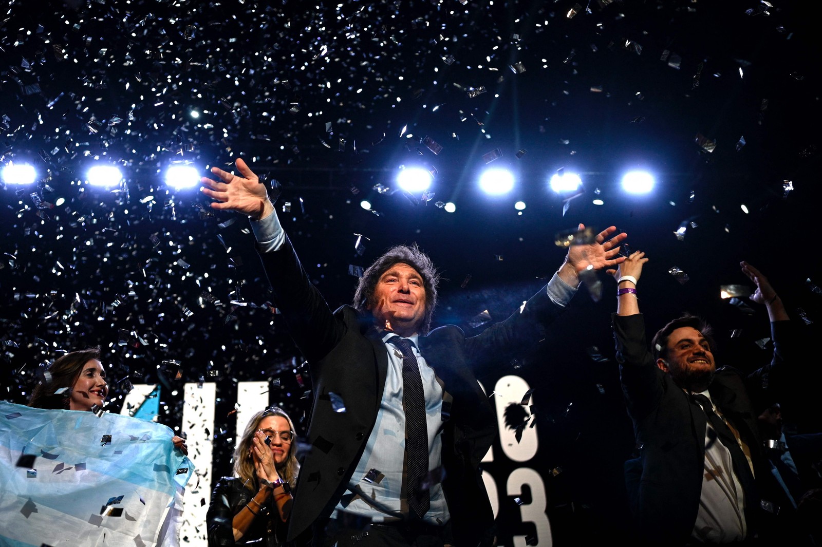 Javier Milei após discursar no seu último evento de campanha na Movistar Arena, em Buenos Aires — Foto: Luis ROBAYO / AFP