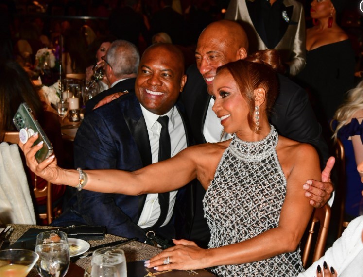 Rodney Peete, Byron Allen e Holly Robinson Peete tiram uma selfie na 5ª Gala Anual do Oscar 2023 de Byron Allen. — Foto: Getty Images