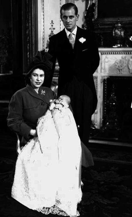 Rainha Elizabeth II e príncipe Phili em foto do batismo de seu primeiro filho, o príncipe Charles em dezembro de 1948 — Foto: AFP