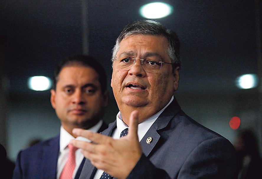 O ministro Flávio Dino em visita ao Senado na semana passada e, ao fundo, o senador Weverton Rocha (PDT-MA), relator de sua indicação para o STF na CCJ
