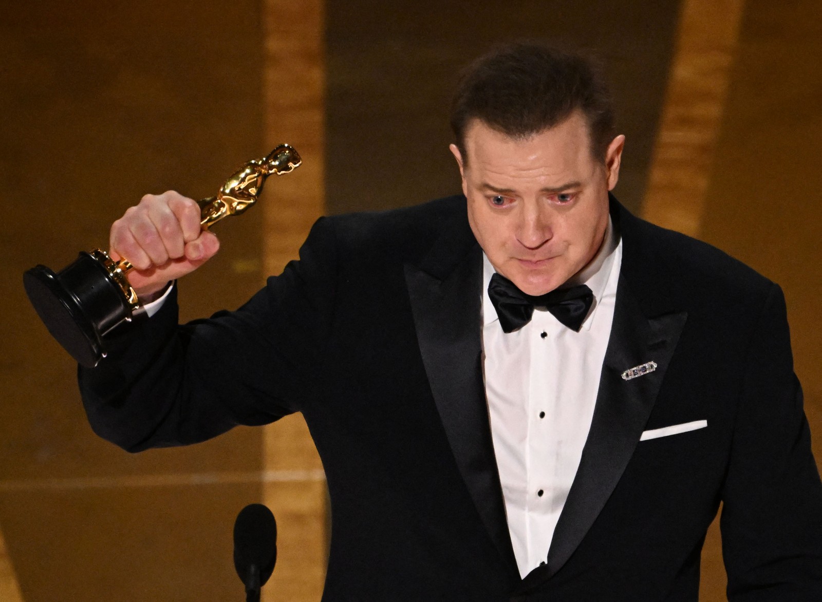 Brendan Fraser conquista o Oscar de melhor ator — Foto: PATRICK T. FALLON/AFP