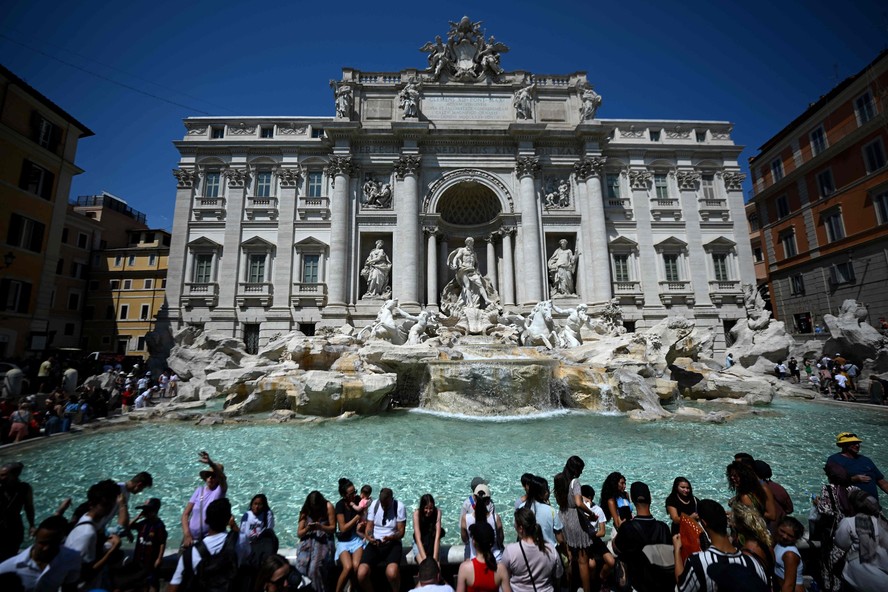 Turistas na Fontana di Trevi, em Roma, na Itália, um dos pontos mais visitados da cidade