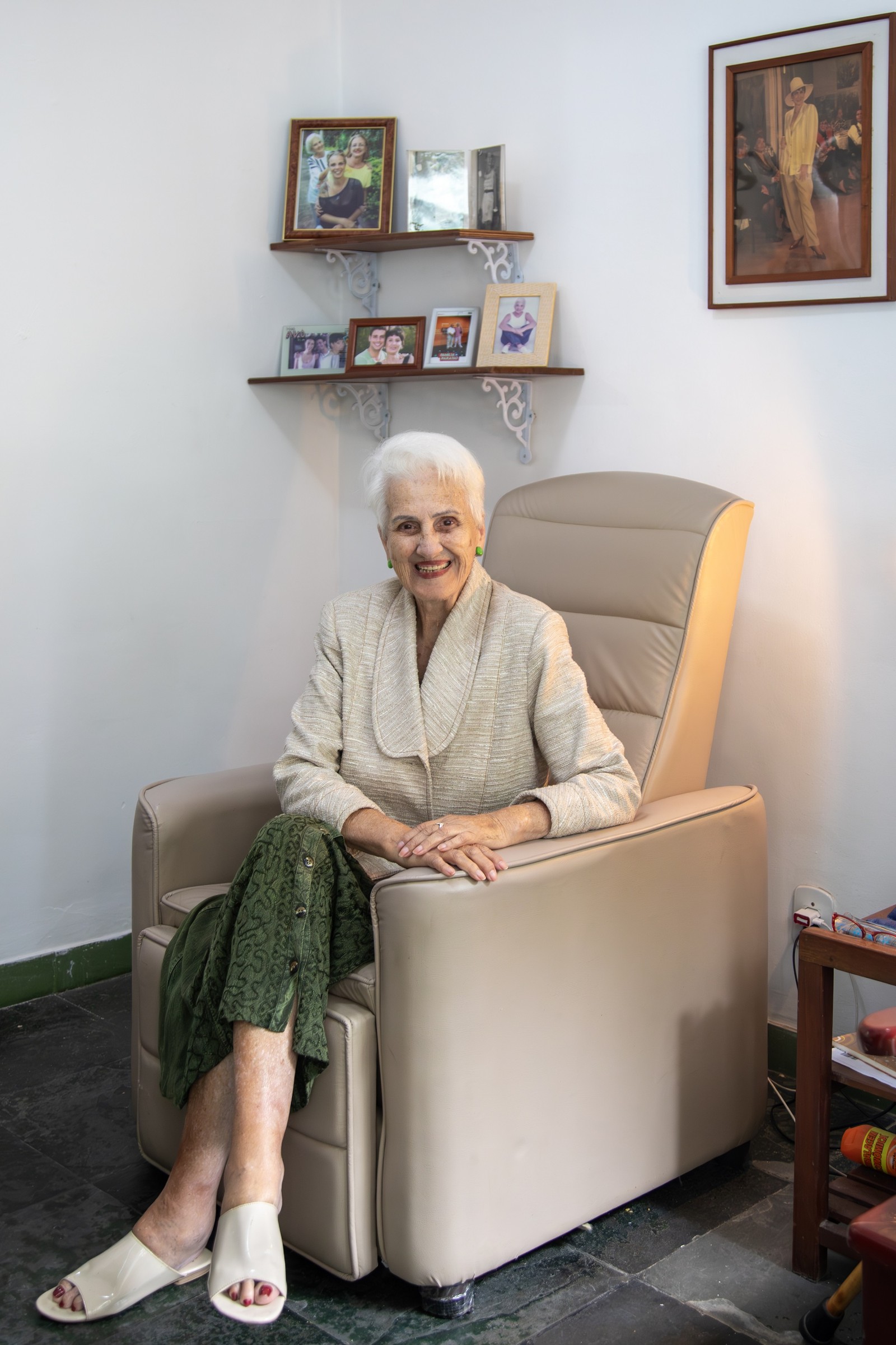 A atriz Claire Digonn em sua casa no Retiro dos Artistas — Foto: Ana Branco