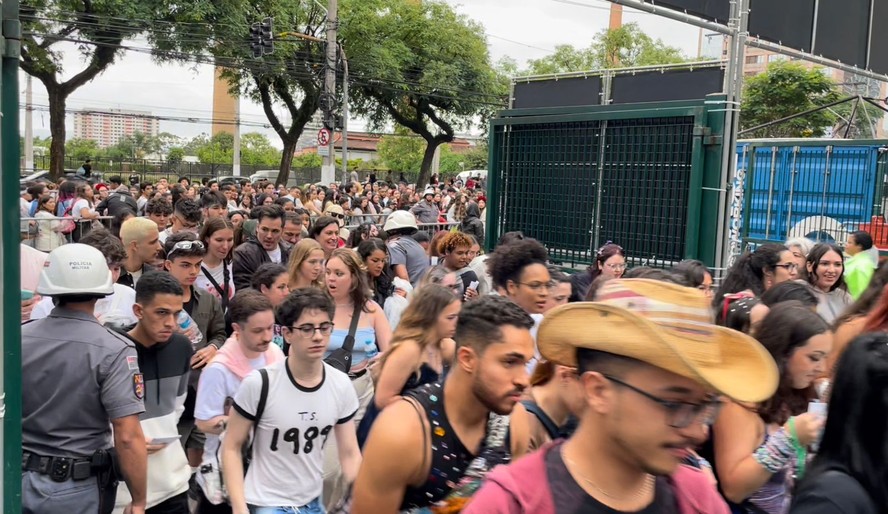 Fãs entram no Allianz Parque para acompanhar primeiro show de Taylor Swift em São Paulo