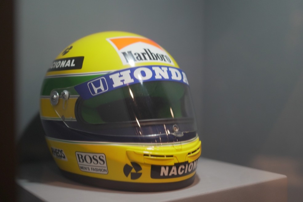 Capacete usado por Ayrton Senna está entre os objetos pessoais na exposição — Foto: Divulgação/YDreams