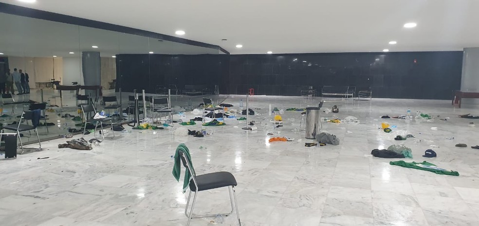 Ministro Paulo Pimenta mostra destruição no Palácio do Planalto — Foto: Paulo Pimenta