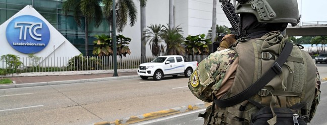 Soldado equatoriano em frente ao canal de televisão equatoriano TC depois que homens armados invadiram o estúdio de televisão estatal ao vivo, em 9 de janeiro de 2024, em Guayaquil, no Equador — Foto: MARCOS PIN / AFP