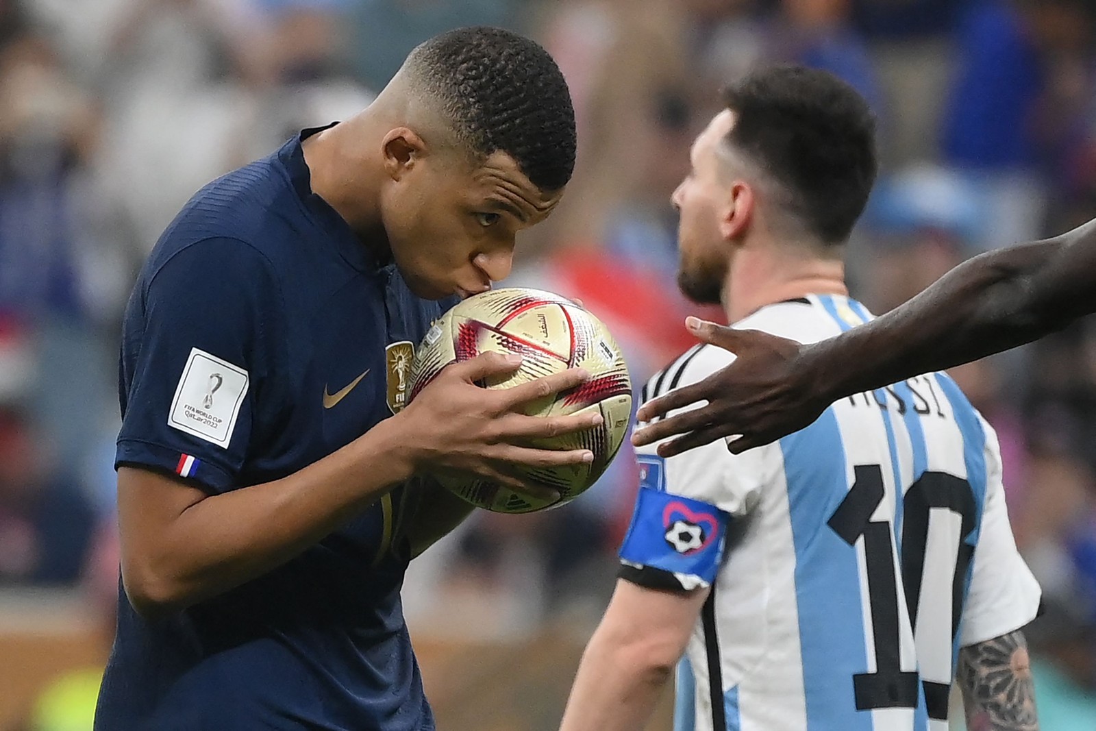 Mbappé beija a bola antes de cobrar um pênalti para marcar o terceiro gol da França, já na prorrogação — Foto: FRANCK FIFE / AFP