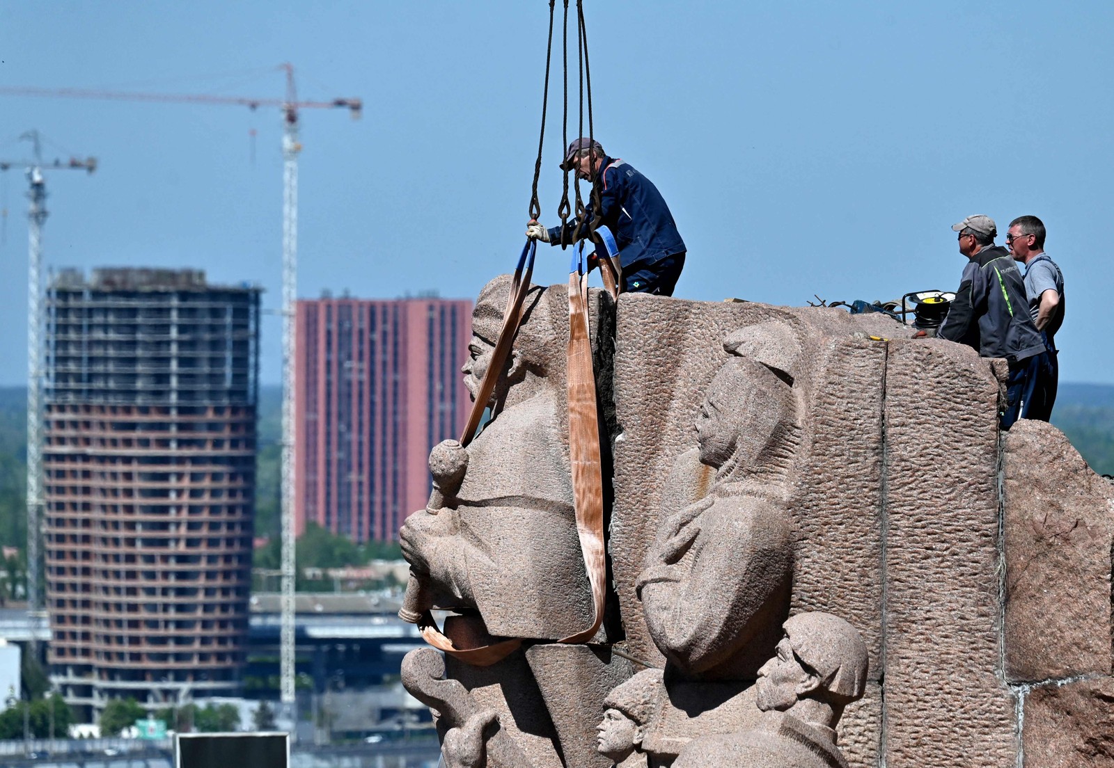 Pouco depois do início da invasão, em 2022, as autoridades de Kiev retiraram duas estátuas de bronze que representavam os trabalhadores ucranianos e russos no mesmo local — Foto: Sergei Supinsky/AFP