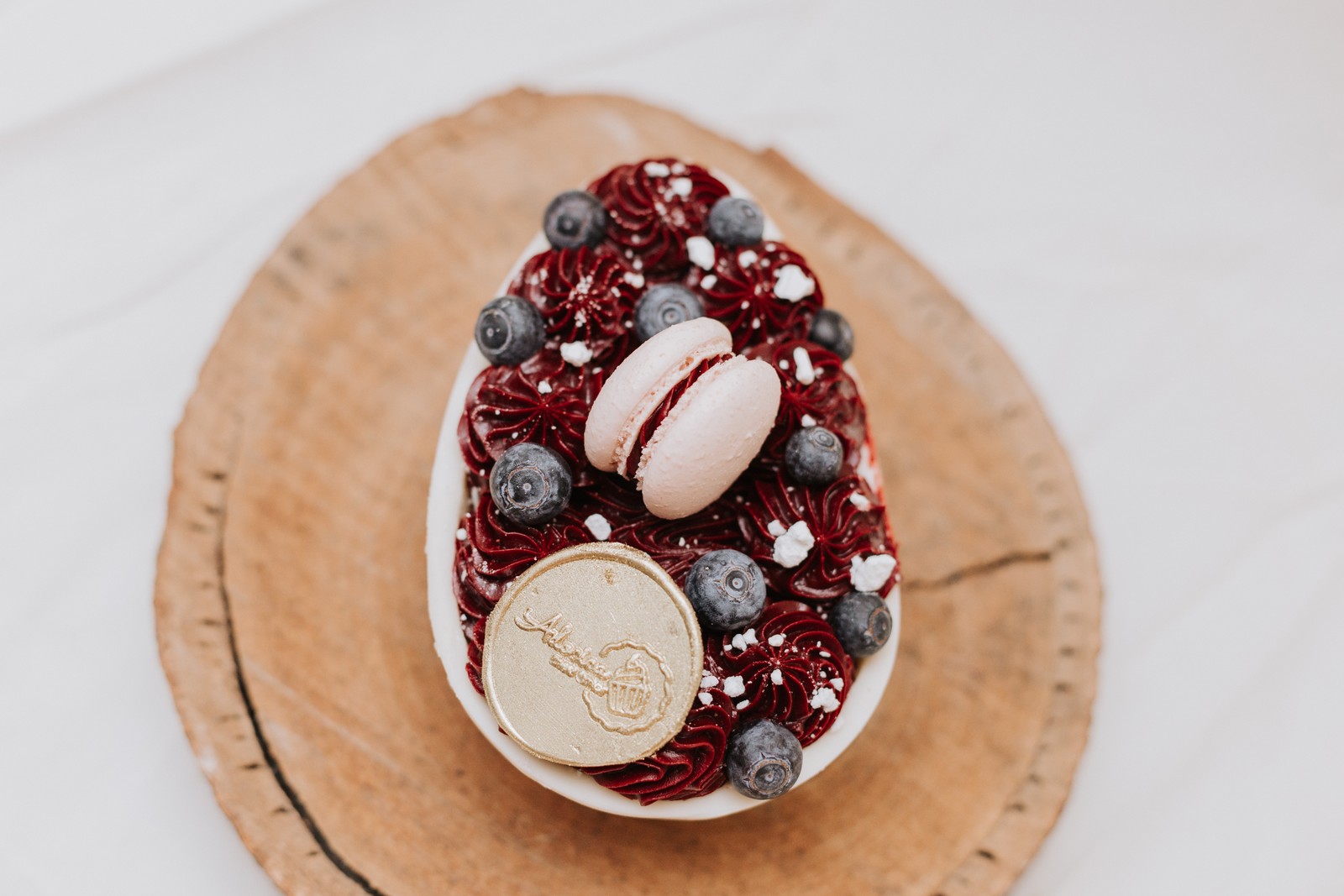 A Adocica, Meu Amor (97105-8934) tem o Ovo Pavlova: casca de chocolate branco, suspiros, brigadeiro de frutas vermelhas, mirtilos e macaron. R$ 72 — Foto: Divulgação/Jennifer Agra-Agra Fotografia