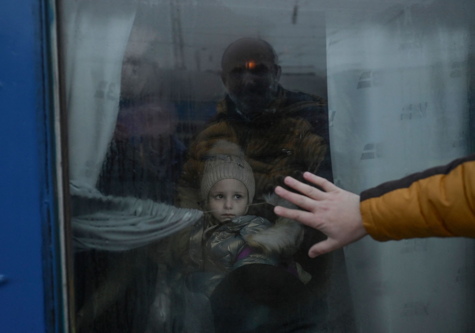 Pai se despede da filha que está em um trem de evacuação, em Odessa — Foto: BULENT KILIC / AFP
