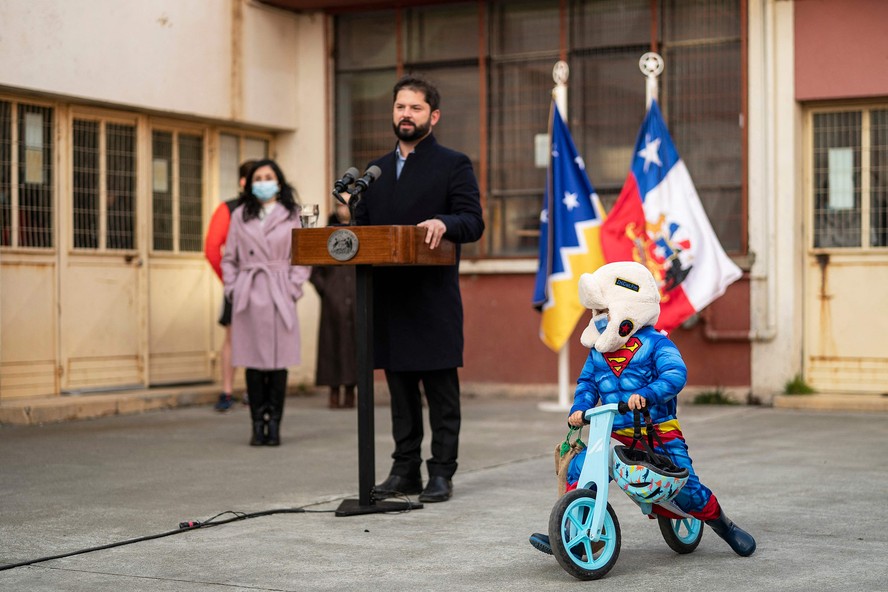 Criança vestida de Super-Homem invade transmissão ao vivo de presidente chileno