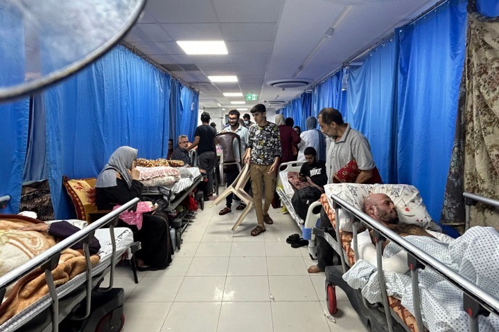 Pacientes recebem tratamento no hospital Al-Shifa na cidade de Gaza -  Foto: Khoder al-Zaanoun / AFP