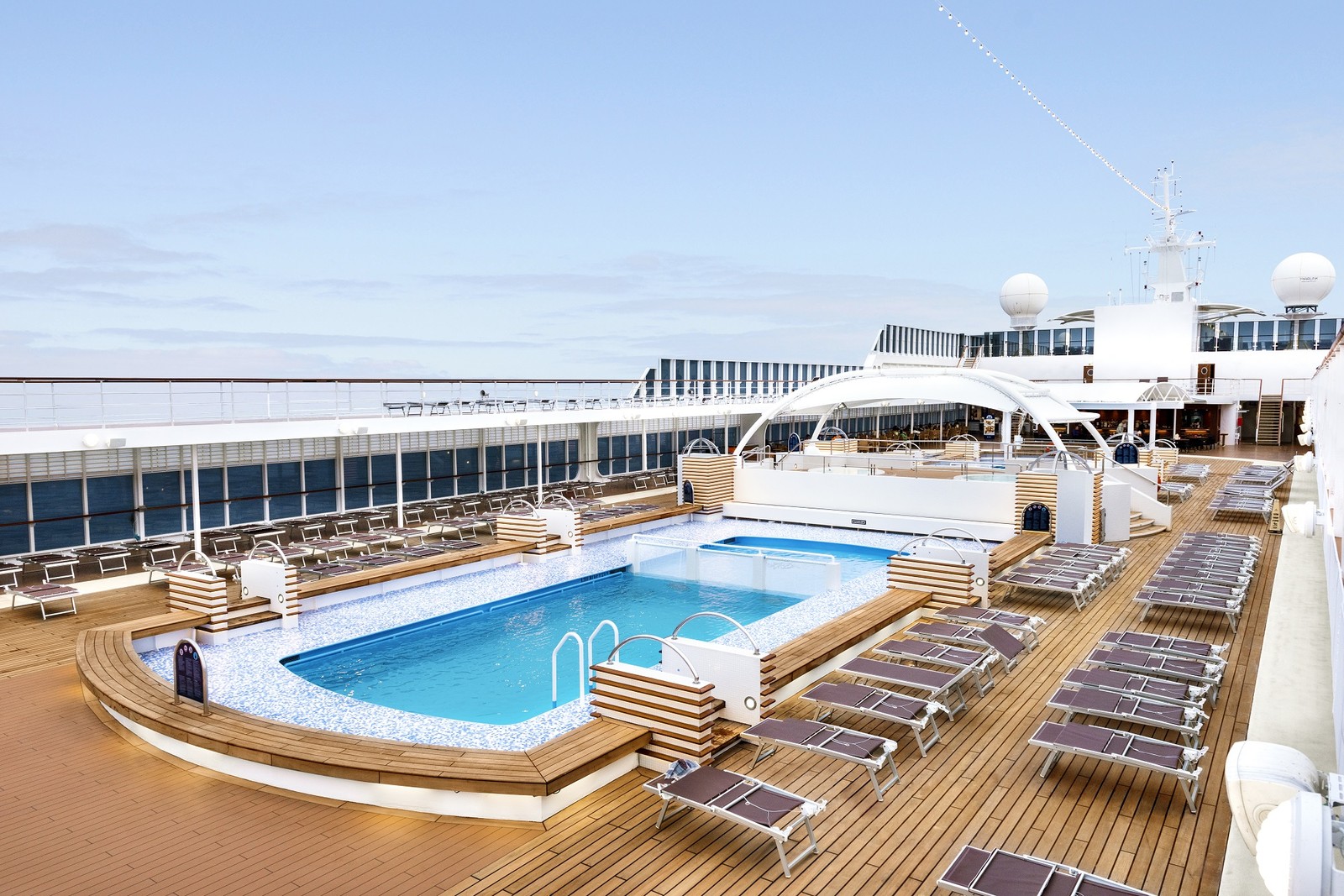 Piscina principal do MSC Armonia, um dos navios escalados para a temporada brasileira de cruzeiros 2023/2024 — Foto: Divulgação