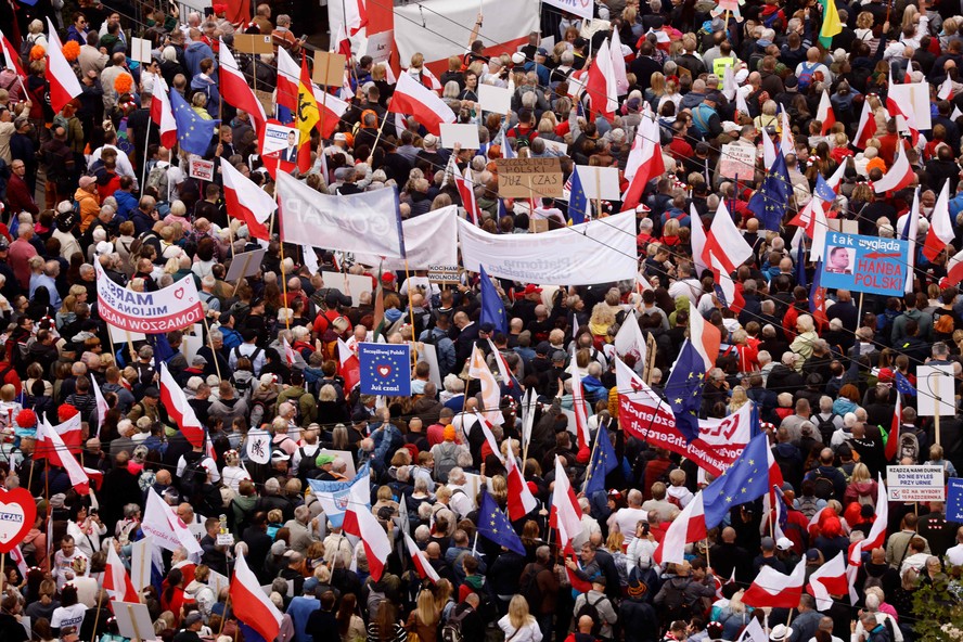 Manifestantes da oposição tomam as ruas de Varsóvia contra o governo, duas semanas antes das eleições legislativas na Polônia