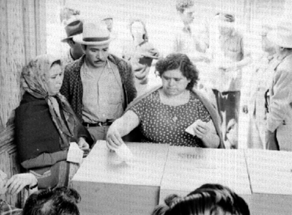 Mulher deposita seu voto nas eleições gerais de 1958 no México — Foto: Revista Hoy/ Instituto Nacional de Antropologia e História do México