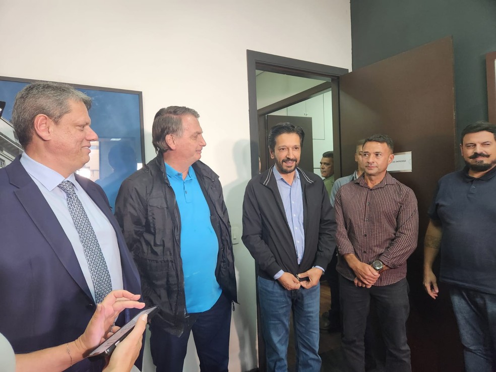 Tarcísio, Bolsonaro, Nunes e Araujo juntos ainda antes do anúncio do coronel como vice — Foto: Hyndara Freitas