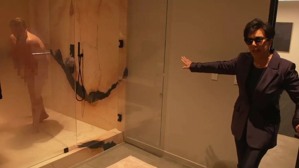 James Corden tomando banho pelado no banheiro do escritório de Kylie. Kris o repreendeu e mandou ele sair dali — Foto: Reprodução/The Late Show With James Corden
