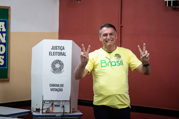 O presidente Jair Bolsonaro, candidato à reeleição, foi o primeiro a votar na zona eleitoral da Vila Militar, no Rio