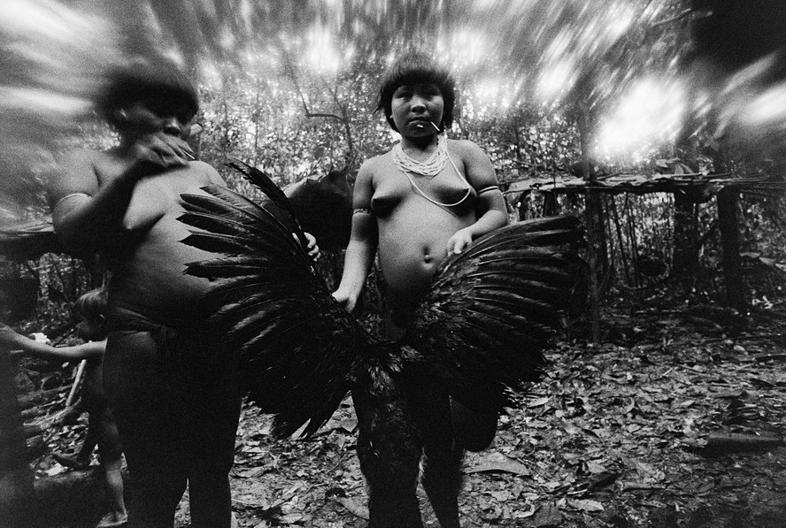 Andinha e Mariazinha Korihanathëri limpam um mutum, cujas penas são usadas para emplumar flechas em Catrimani, Roraima, em 1974