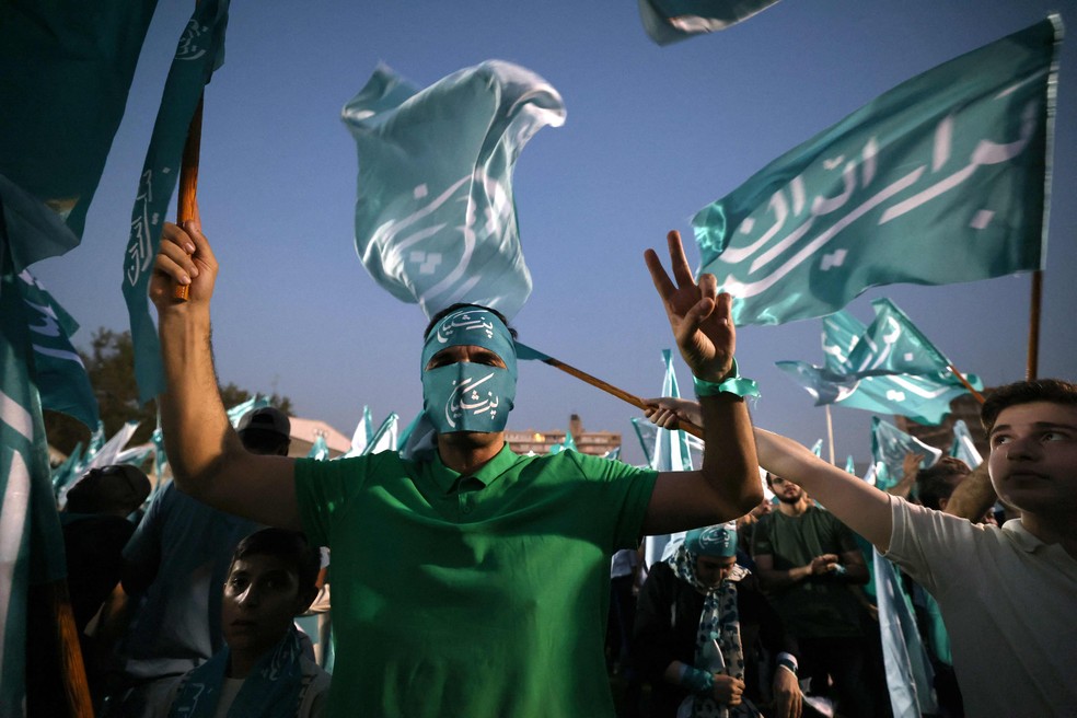 Apoiadores durante comício do candidato reformista à Presidência do Irã, Masoud Pezeshkian, em Teerã — Foto: ATTA KENARE / AFP