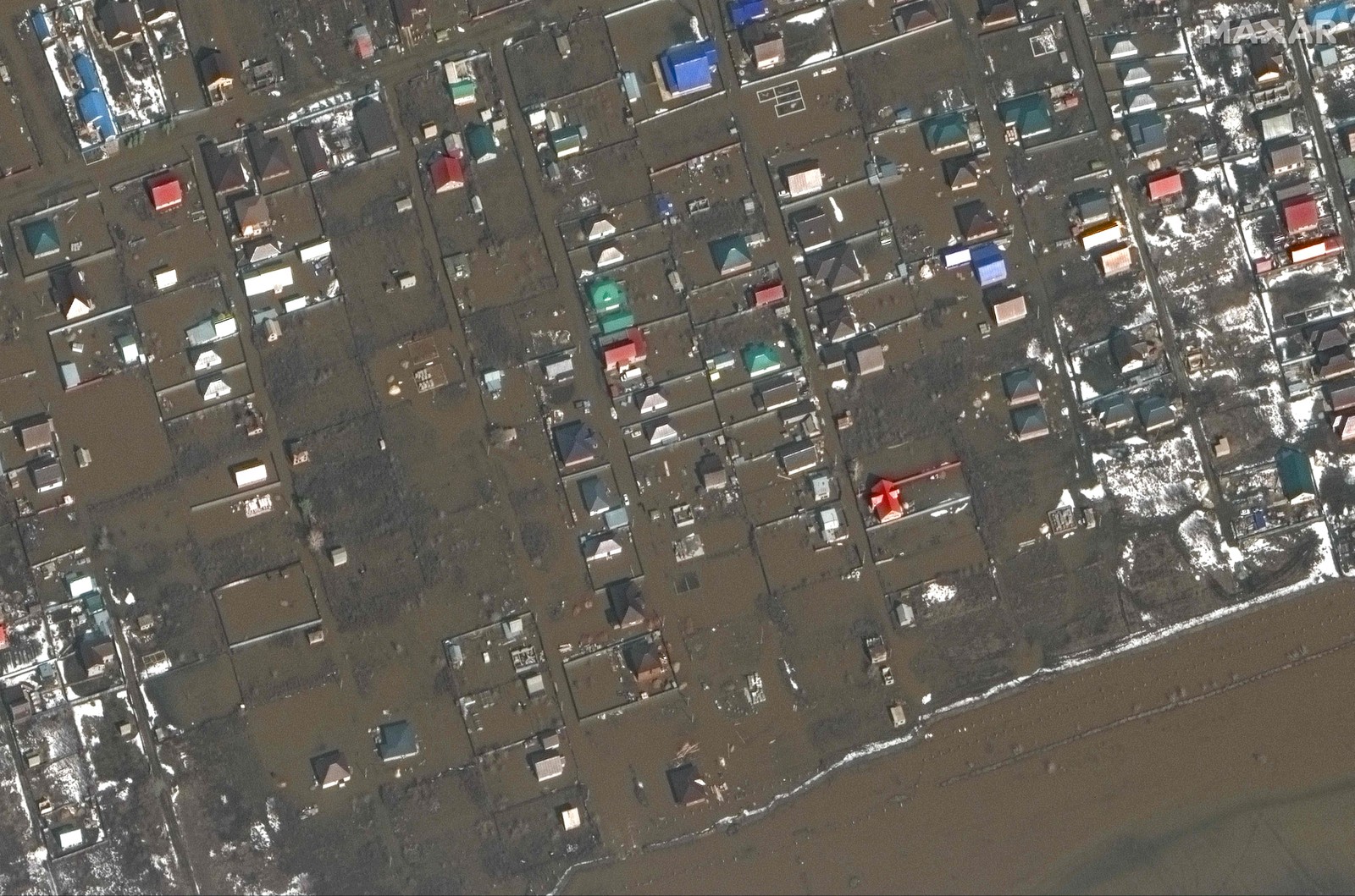 Imagens de satélite mostram bairros inteiros submersos após pior inundação em décadas atingir a Rússia e o Cazaquistão — Foto: Maxar Technologies/AFP