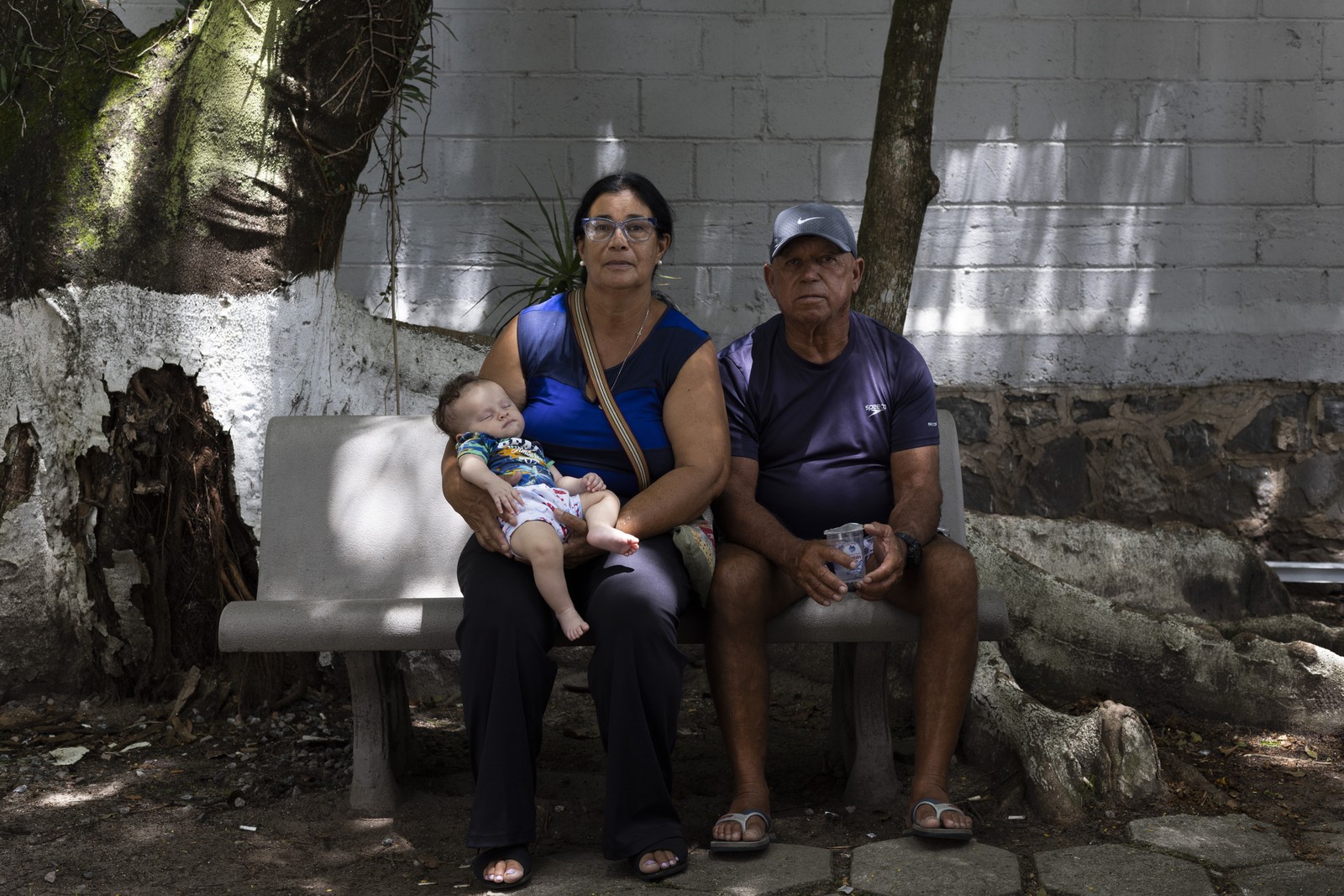 Maria do Carmo Santana da Silva e seu esposo Haroldo Tavares, amigos da família de Stefany da Silva. Dona Maria reconheceu o corpo da avó de Stefany — Foto: Maria Isabel Oliveira/Agência O Globo