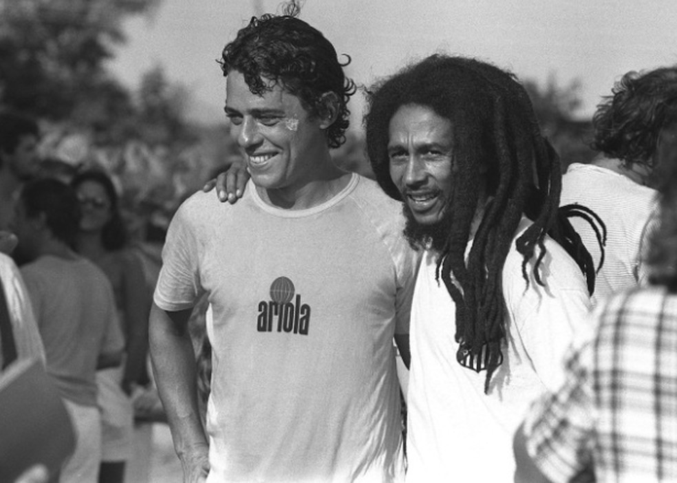 Chico Buarque e Bob Marley no campo do Polytheama, em 1980 — Foto: Luiz Pinto/Agência O GLOBO