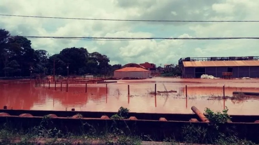 Imagem de planta da Norsk Hydro no Pará, em 2018, após vazamento de resíduos