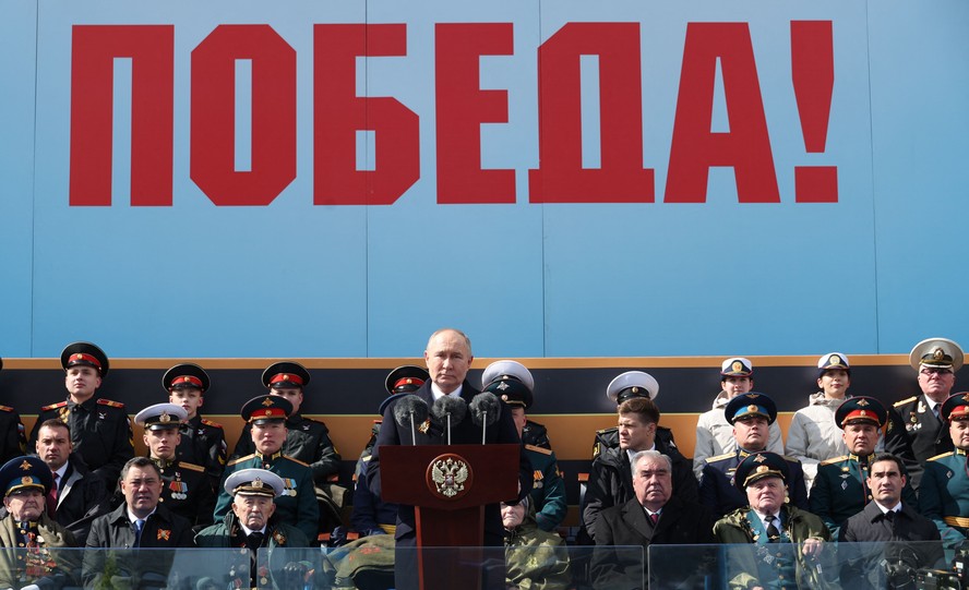 Diante de um cartaz com a palavra 'vitória', presidente russo Vladimir Putin faz discurso no Dia da Vitória na Segunda Guerra Mundial, na Praça Vermelha