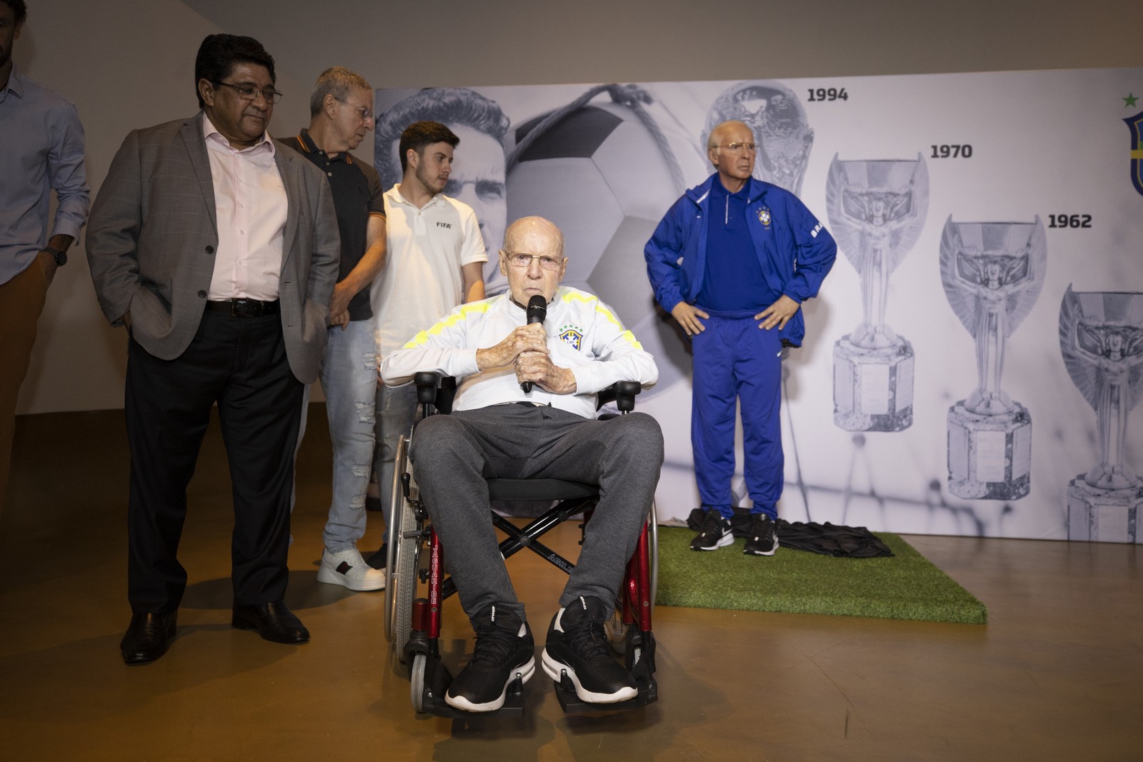 Inauguração da estátua de cera do Zagallo no Museu Seleção Brasileira, última aparição pública de Zagallo — Foto: CBF/Lucas Figueiredo