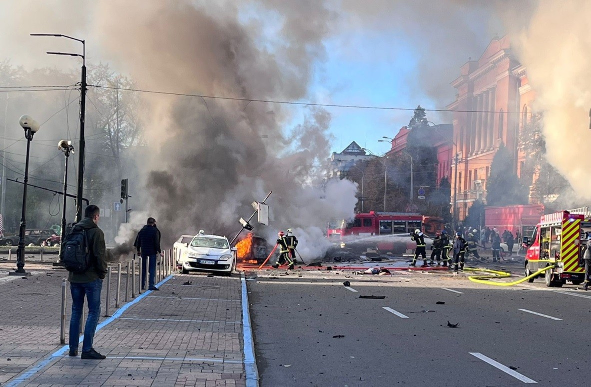 Bombeiros tentam apagar incêndio em área atingida por mísseis em Kiev — Foto: Reprodução / Twitter